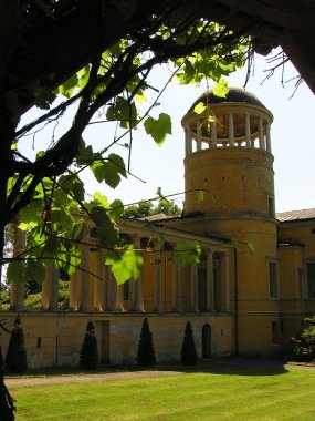 Blick von der Pergola auf das Schloss