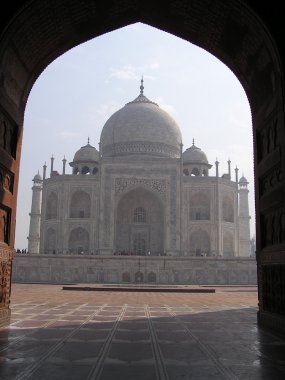 Blick aus der Moschee auf das Taj Mahal
