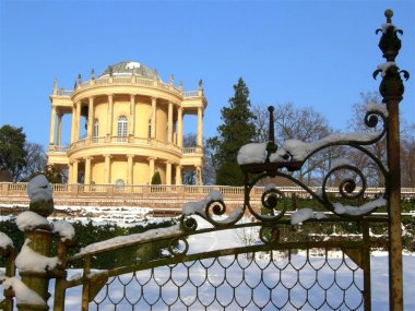 Belvedere auf dem Klausberg - Weinberg im Winter