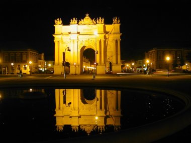 Das Potsdamer Brandenburger Tor bei Nacht