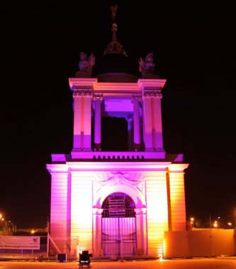 das Fortunaportal auf dem Alten Markt illuminiert