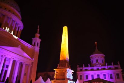 Ater Markt illuminiert mit Nikolaikirche, Obelisk und Rathaus