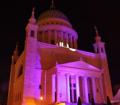 die Nikolaikirche auf dem Alten Markt illuminiert