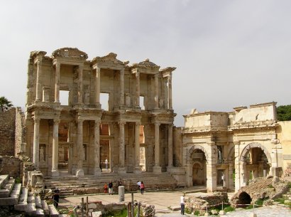 Celsus Bibliothek rechts Tor zur Agora
