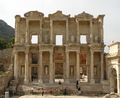 Fassade der Celsus Bibliothek