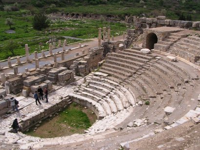das Buleuterion in Form eines Theatersaales im Hintergrund Reste der Basilike Stoa