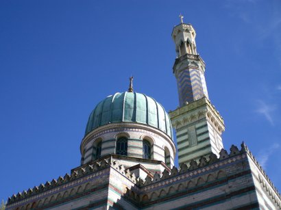 Minarett und Kuppel der maurischen Moschee