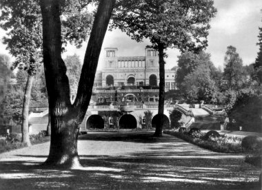 Im Park Sanssouci mit Blick auf die Orangerie - Um 1926