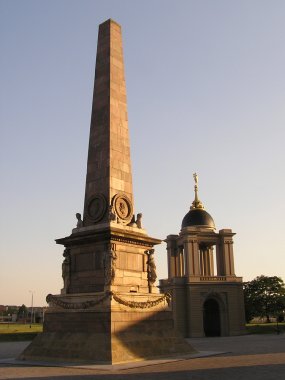 Obelisk und Fortuna Portal