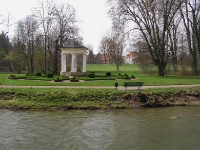 Musentempel im Tiefurter Schlosspark im Hintergrund Schloss Tiefurt