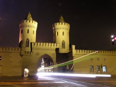 Potsdams Nauener Tor mit Strassenbahndurchfahrt