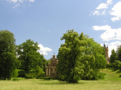 Matrosenhaus im Park Babelsberg rechts der Flatowtrurm