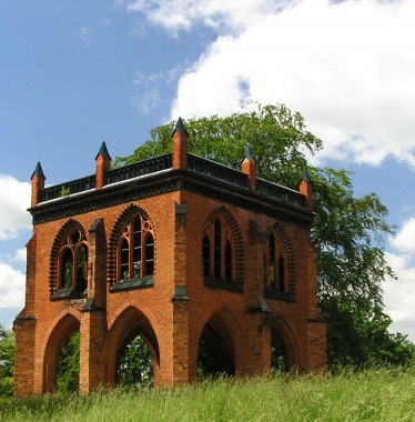 Gerichtslaube im Park Babelsberg im Mai