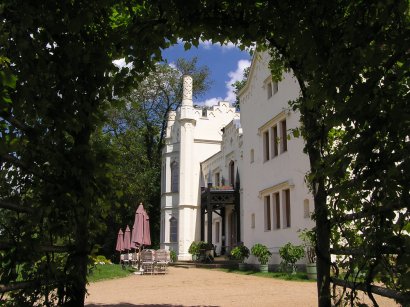 Kleines Schloss im Park Babelsberg Blick aus dem Laubengang