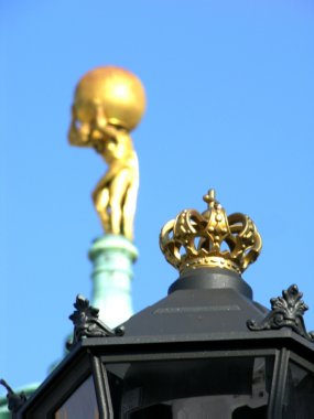 Atlas auf der Rathauskuppel mit Historischer Laterne