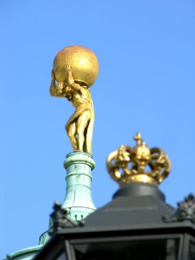 Atlas auf der Rathauskuppel mit Historischer Laterne