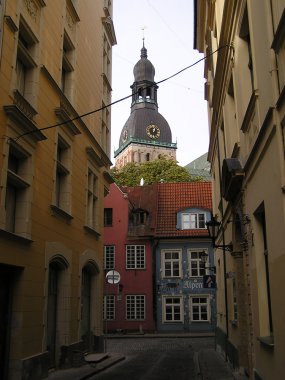 Altstadtgasse im Hintergrund Turm des Doms von Riga