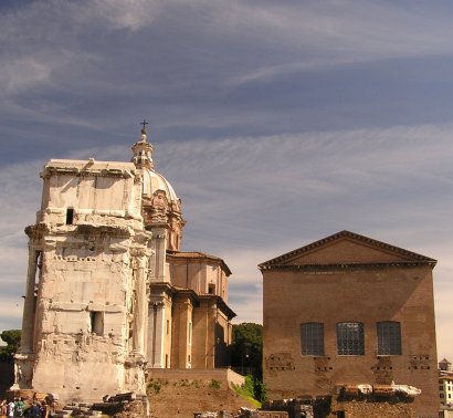 Triumphbogen des Septimius Severus rechts die Curia Iulia