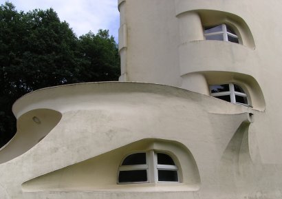 Detailaufnahme verschiedener Fenster im Einsteinturm