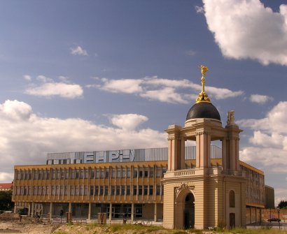 Fortuna Portal im Hintergrund die Fachhochschule Potsdam FH-P