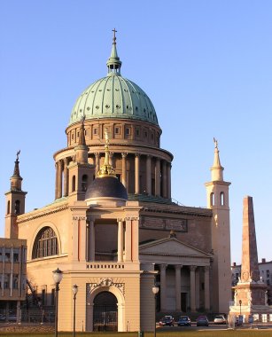 Nikolaikirche davor Fortunaportal und Obelisk