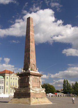 Marmorobelisk im Hintergrund das Knobelsdorffhaus