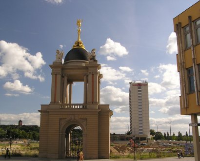 Fortuna Portal im Hintergrund Hochhaus Hotel Mercure