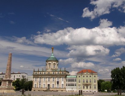 Obelisk, altes Rathaus und Knobelsdorffhaus