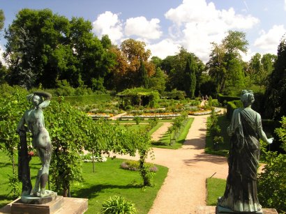 Blick von der Terrasse in den Park des Schlosses Charlottenhof Bronzeskulpturen