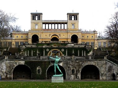       Blick vom Schlosspark zur Orangerie