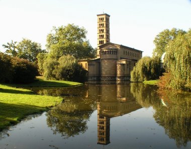 die Potsdamer Friedenskirche im Park Sanssouci