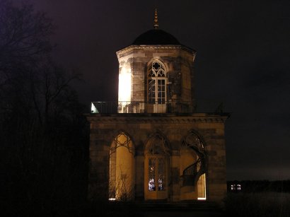 die Gotische Bibliothek am Heiligen See in der Nacht