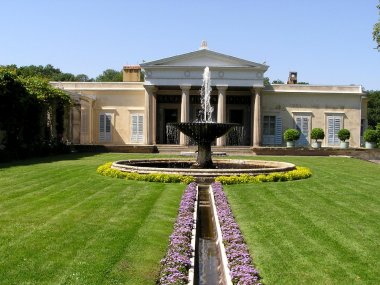 Terrasse Schloss Charlottenhof mit Brunnen