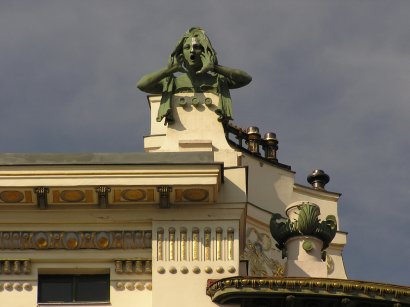 Detailaufnahme Bronzeskulpur der Ruferinnen auf dem Wagner Haus am Naschmarkt