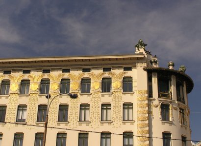 Detailaufnahme eines von Otto Wagner entworfenen Hauses mit goldenen Ornamenten