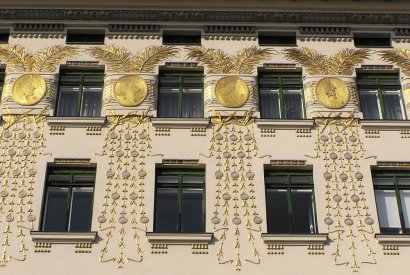 vergoldete Reliefmedaillons von Kolo Moser am Wagner Haus am Naschmarkt