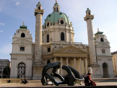 Henry Moores Kunsterwerk Hill Arches vor der Karlskirche