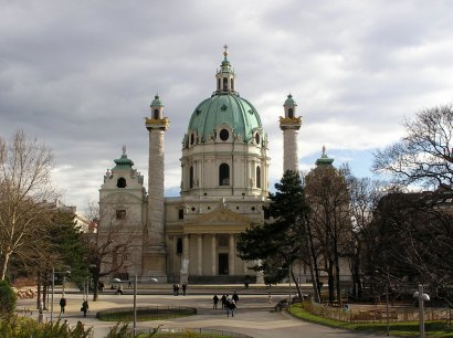 Blick durch den Resselpark zur Karlskirche