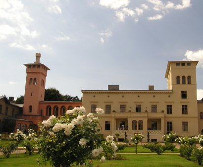 Herrenhaus und Toranbau im italienischen Landhausstil