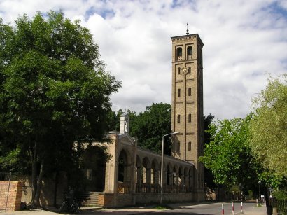 Bornstedter Kirche Kolonnade mit Campanile