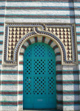 Eingang zum Pumpenhaus mit reichhaltigen Ornamenten