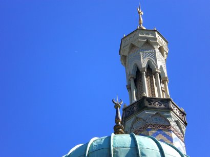 der als Minarett getarnte Schornstein der maurischen Moschee