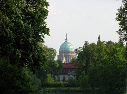 Sichtachse im Neuen Garten Palais Lichtenau, dahinter die Nikolaikirche