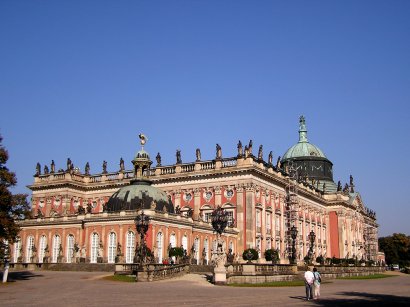 das Neue Palais von der Seite gesehen