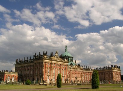 Neues Palais Haupfront mit Ehrenhof