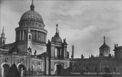 Fortunaportal, Nikolaikirche und im Hintergrund das Rathaus vor 1945