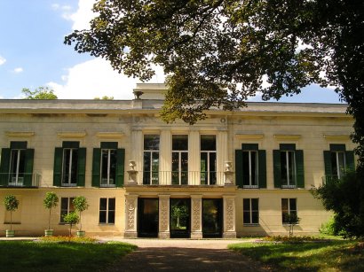 Frontalansicht auf das Schloss Glienicke bei Potsdam.