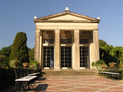 Pavillon in Form eines griechischen Tempels