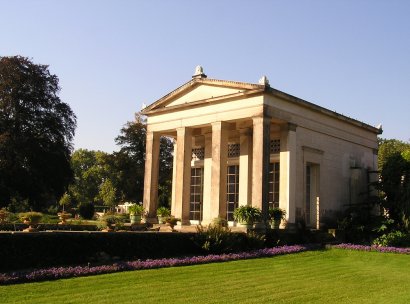 Seitenansicht des Pavillon in Form eines griechischen Tempels