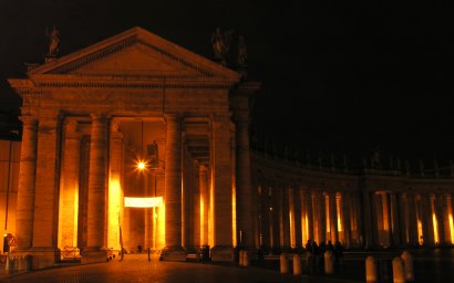 die von Bernini entworfenen Kolonnaden auf dem Petersplatz